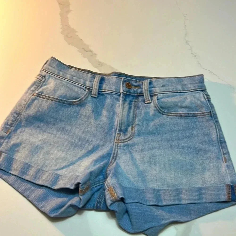 Old Navy light Wash denim shorts. Size  0